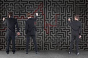 Les hommes d affaires la resolution d un labyrinthe ensemble